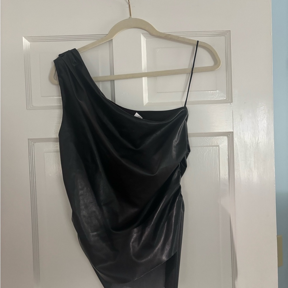 Elegant Black One-Shoulder Dress - Picture 2 of 3
